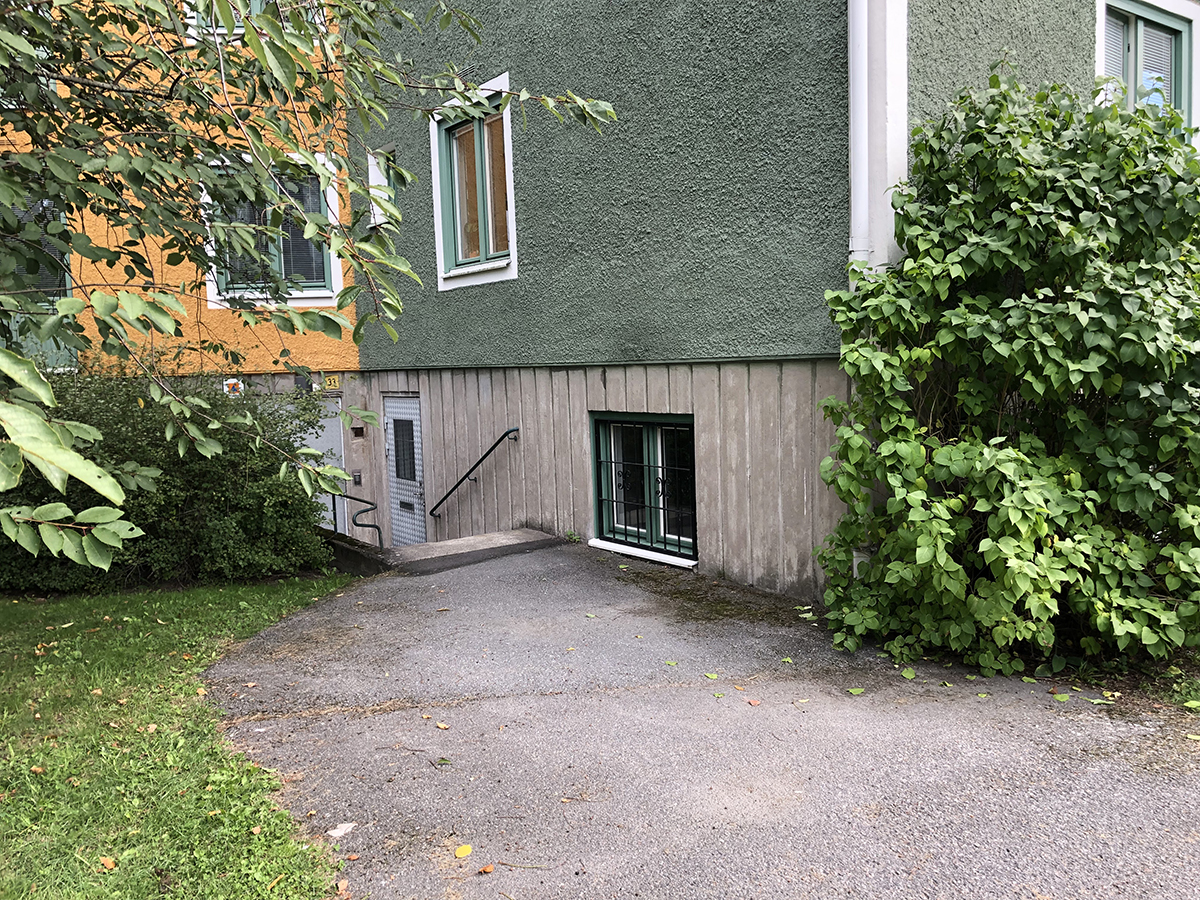 Entré på huset en trappa ner.