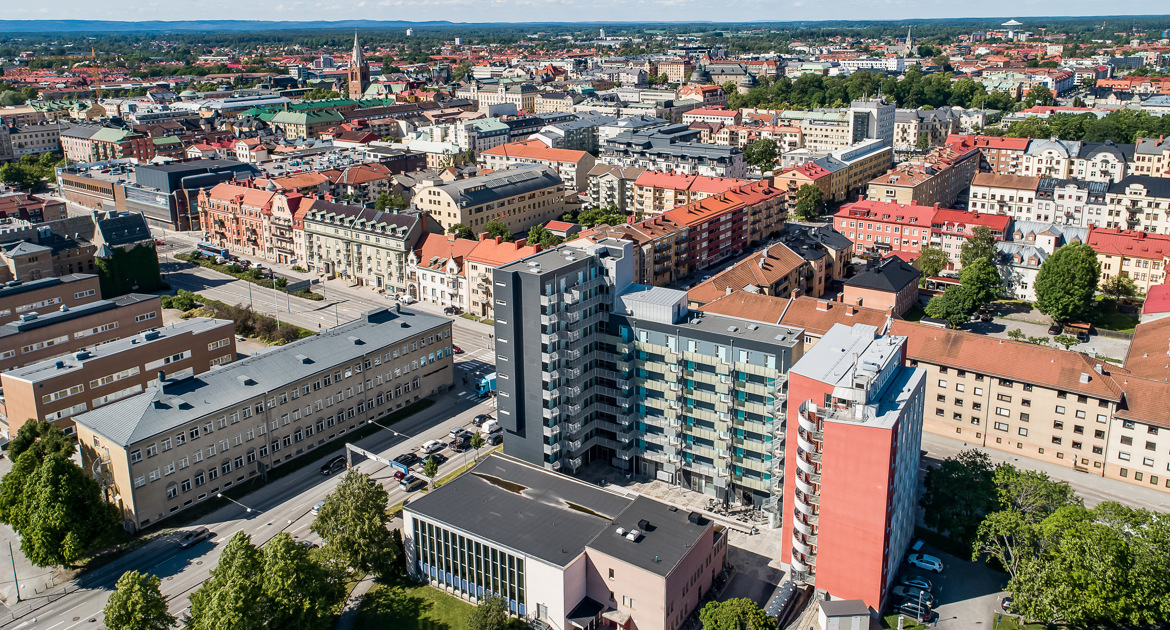 Vy över fastighet på Rudbecksgatan 38 från ovan, med centrala Örebro i bakgrunden.