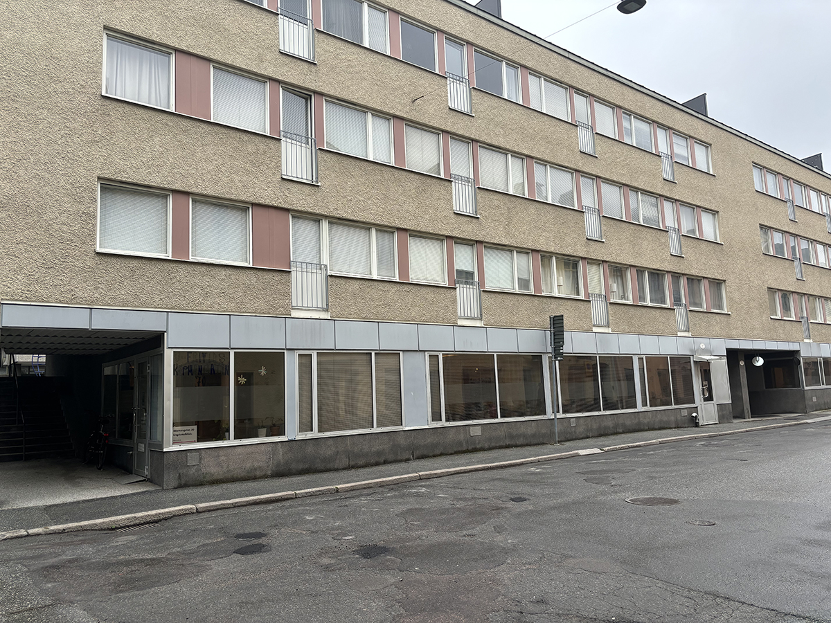 Flerfamiljshus på Köpmangatan i Örebro, trevåningshus med lokaler i bottenplan.