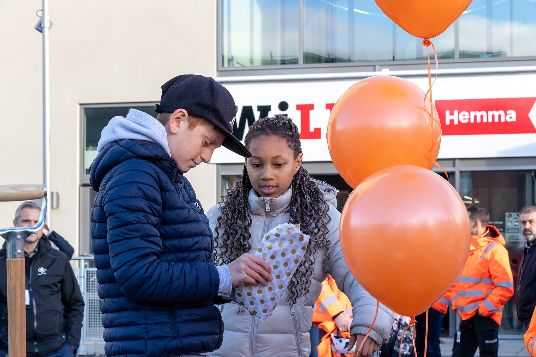 Ungdomar med ballonger i Varberga